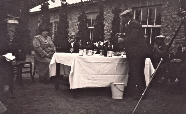 Toen William zag dat niemand tijdens de proeverij de emmer gebruikte om uit te spuwen heeft hij hem maar weggezet. Kwam later op de avond toch nog van pas.